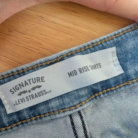 Levi's Mid Rise Distressed Cut Off Denim Shorts Cowgirl Size 14 W 32 - Picture 7 of 9